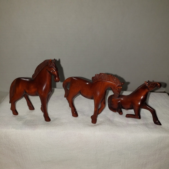 Absolutely stunning Vintage hand carved mahogany horses - Picture 2 of 7